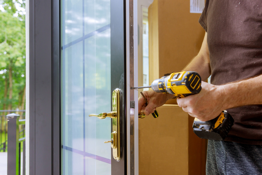 Installer une porte d'entrée