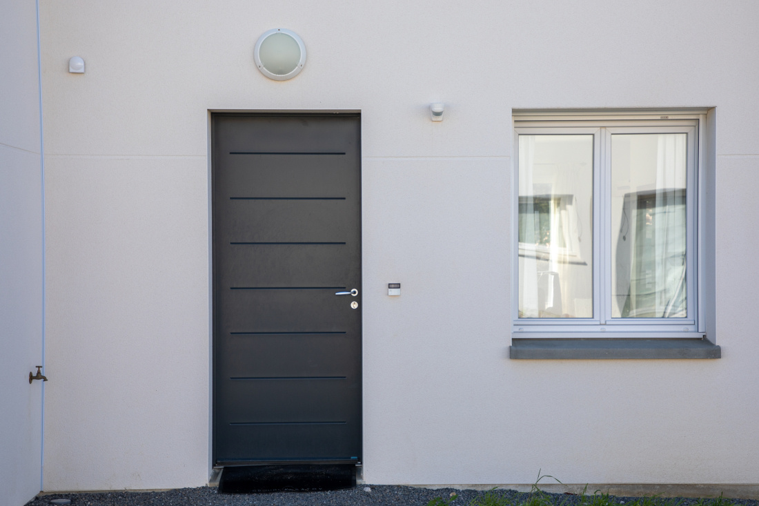 Installation d’un seuil de porte d’entrée pour une étanchéité optimale